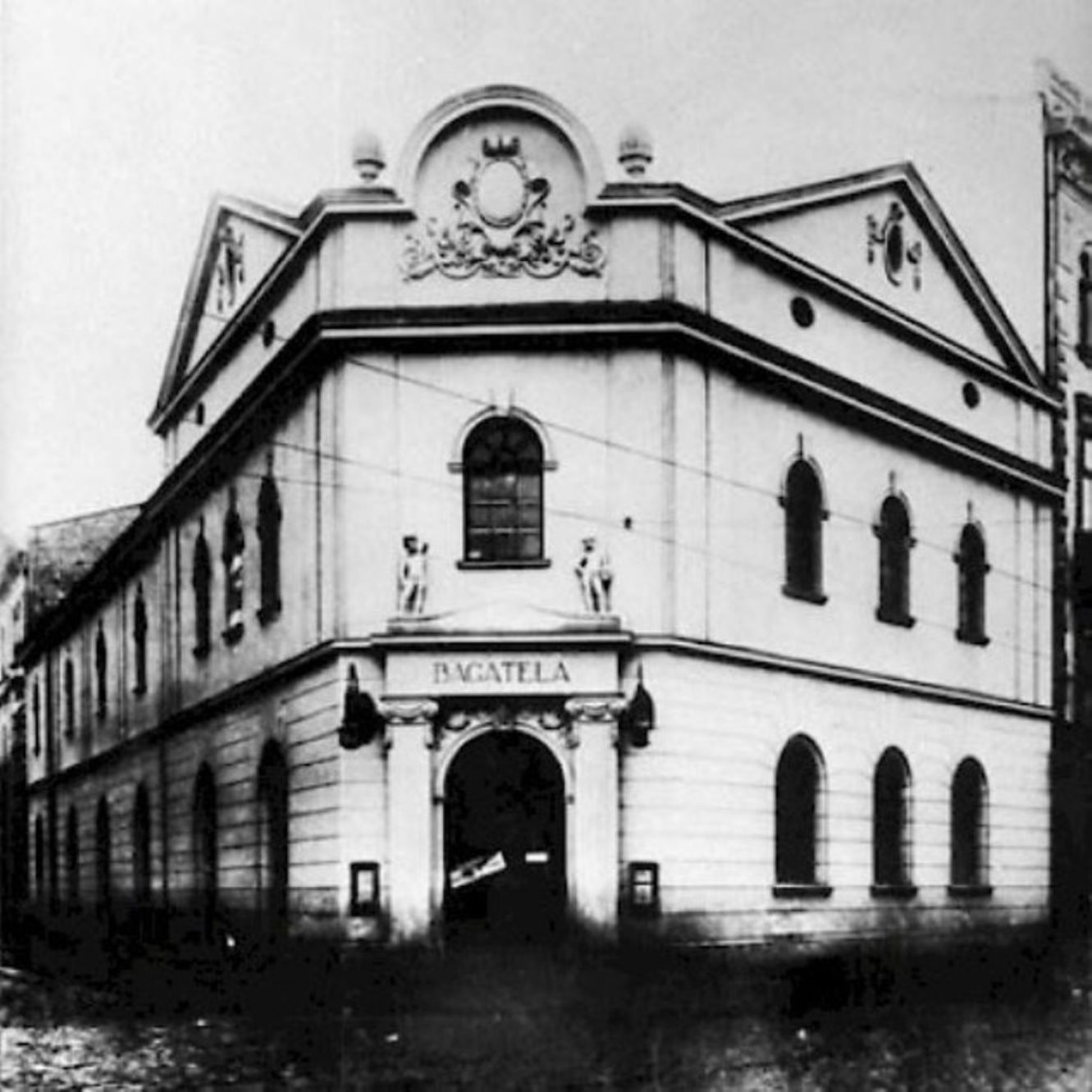 W kwietniu 1921 r. odbyły się publiczne eksperymenty z Sabirą Churamowicz w krakowskim Teatrze Bagatela.